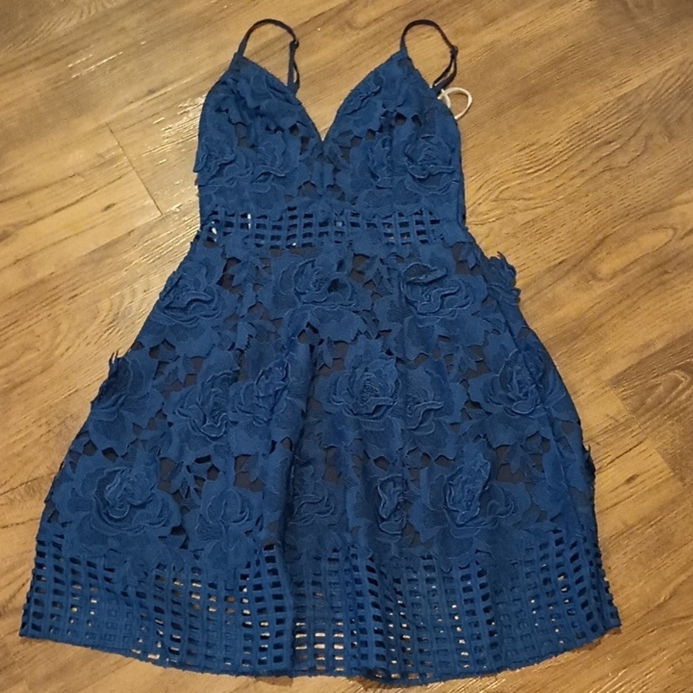 Lovers+ Friends Royal Blue Textured Cut Away Floral Textured Mini Dress A33